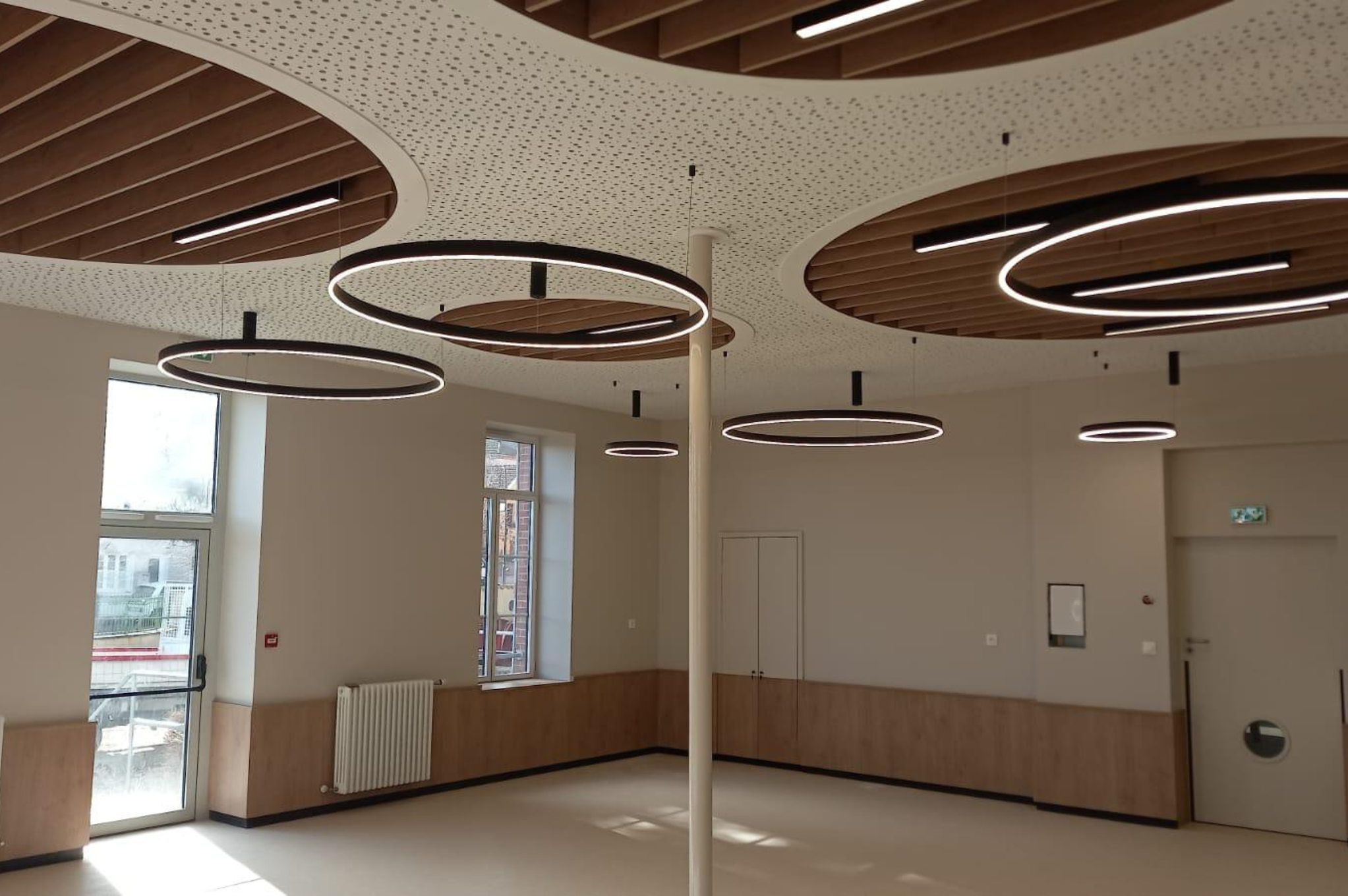 Plafond suspendu design et luminaires intégrés à Roanne
